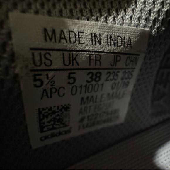 Adidas Yeezy Boost 700 - Picture 7 of 9